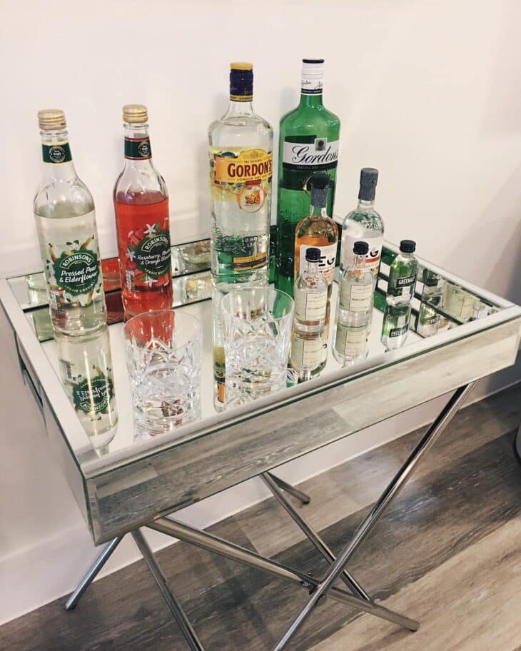 Foto de home bar 4 - Ideia legal: bebidas em bandeja espelhada