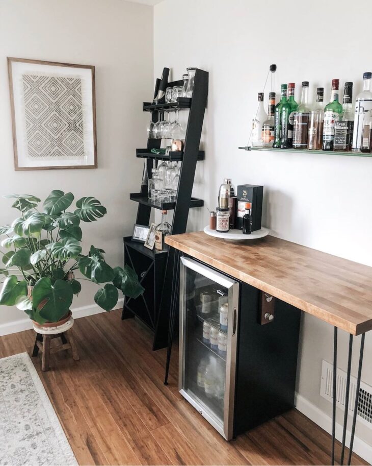 mini bar decorado em um ambiente moderno.