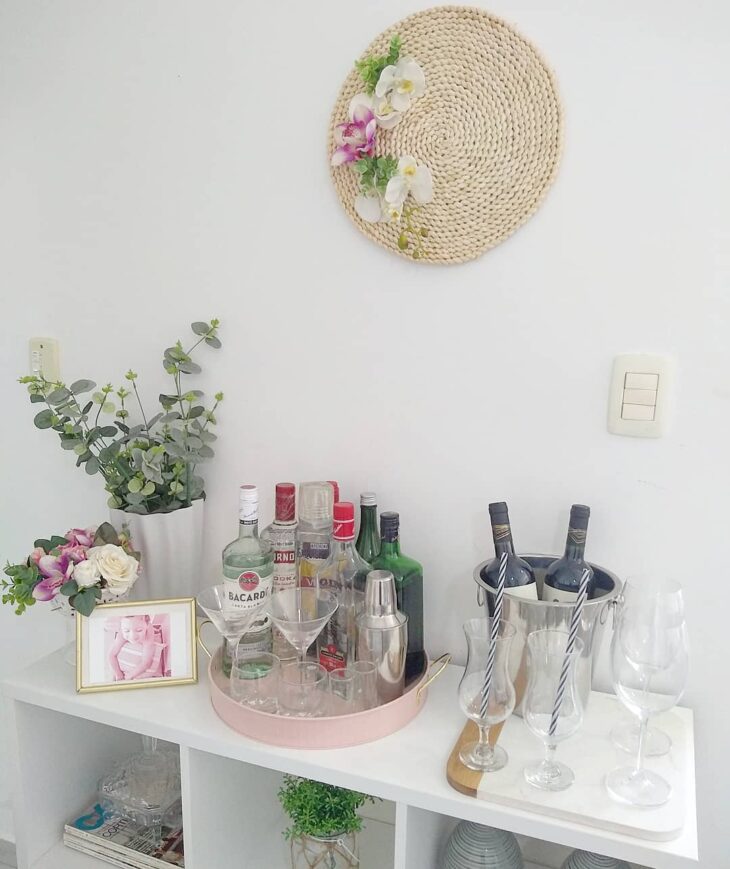 Um minibar rústico e charmoso.