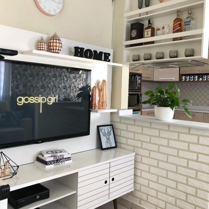 Um espaço compacto para minibar em um apartamento.