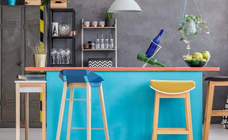 Uma imagem de um minibar elegante com bebidas e copos.