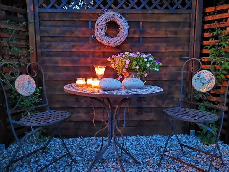 Mesa de ferro dá um ar vintage ao jardim