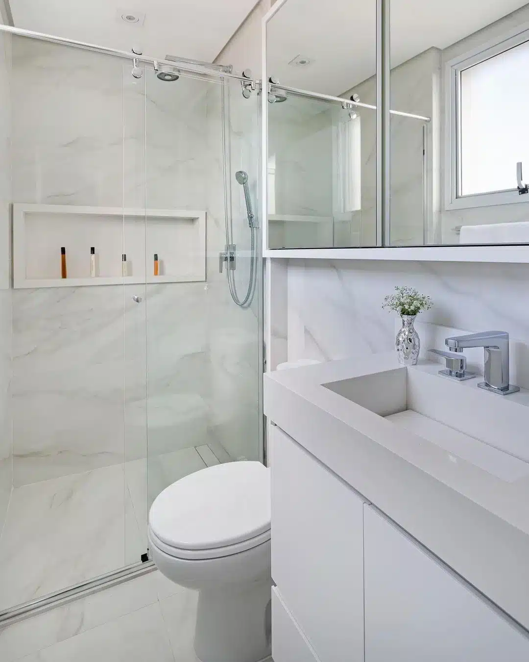Nicho de porcelanato para banheiro, cor branca - Créditos: Pinterest