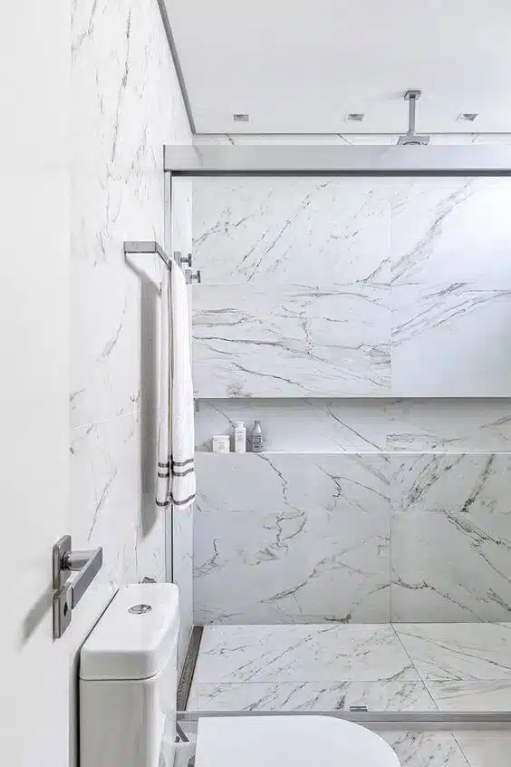 Nicho de porcelanato para banheiro, porcelanato que imita mármore - Créditos: Pinterest