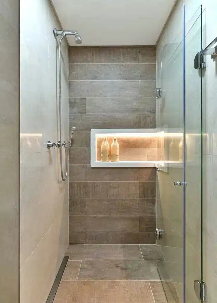 Nicho de porcelanato para banheiro, spots de luz - Créditos: Pinterest