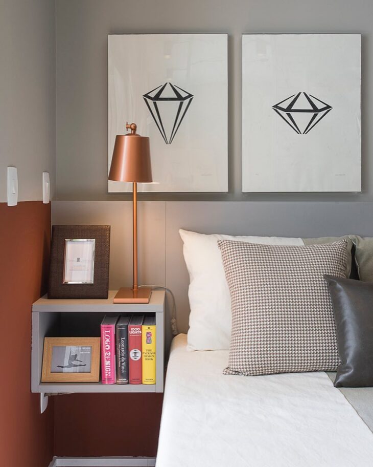 Wooden Niches: 70 Ideas and Tutorials to Organize with Style 2 Nichos em formato de mesa de cabeceira em um quarto.