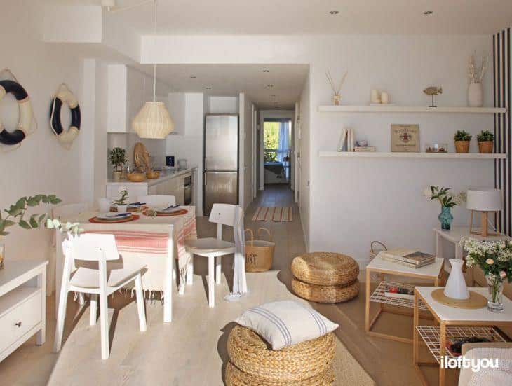 Foto da área de estar do apartamento, destacando a parede listrada.