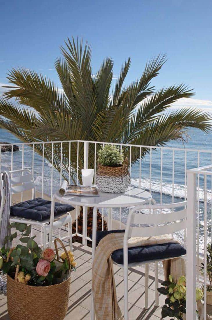 Foto do quarto do casal, decorado em tons claros para uma sensação de praia.