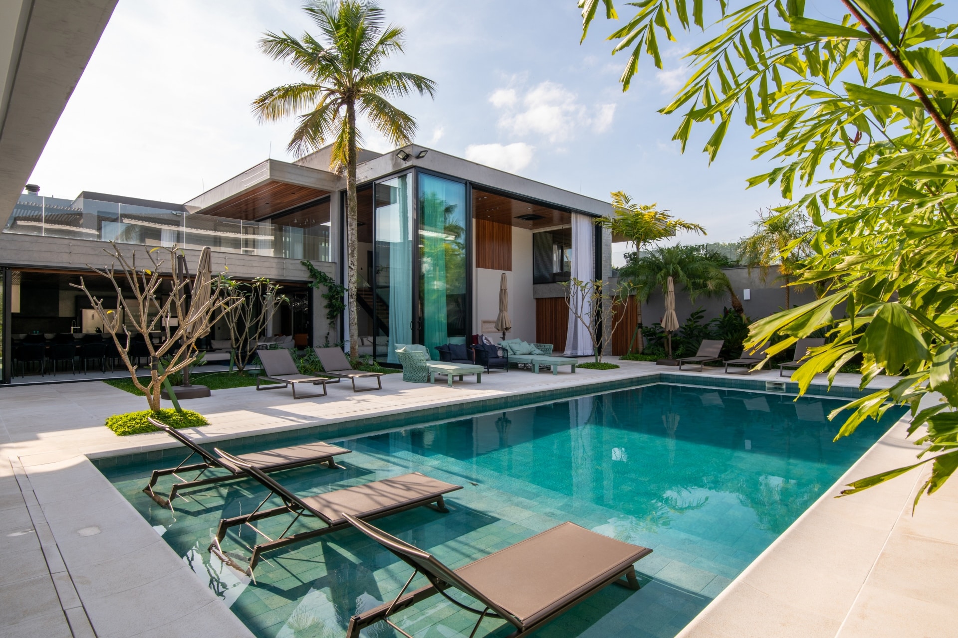 Ter uma piscina confere valor a sua residência (Projeto: Carlos Pardal)
