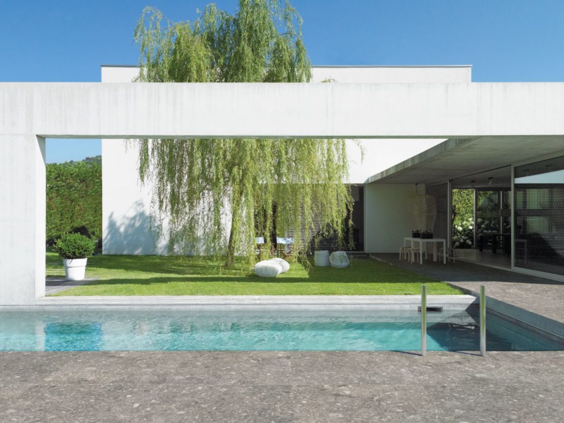 Ter uma piscina em casa é um alívio em dias quentes (Projeto: Portobello)