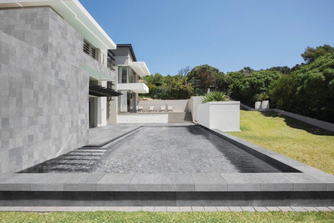 A piscina ajuda a valorizar a área externa da casa (Projeto: CUBO3 Arquitetura)