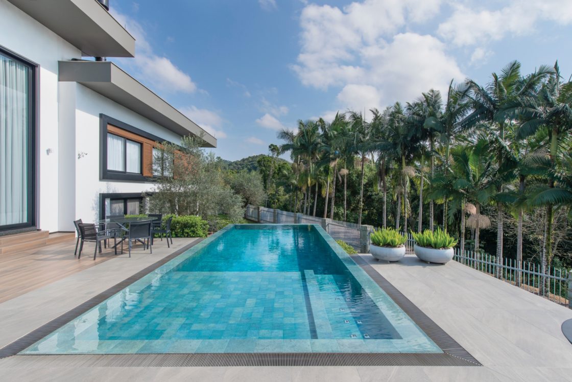 Piscina integrada em área gourmet é excelente para realizar festas e confraternizações (Projeto: Cardoso Chouza Arquitetos)