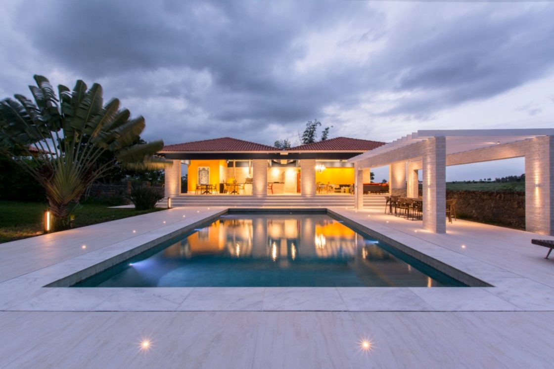 A piscina pode ter profundidade variada (Projeto: PORTONEVES arquitetura)