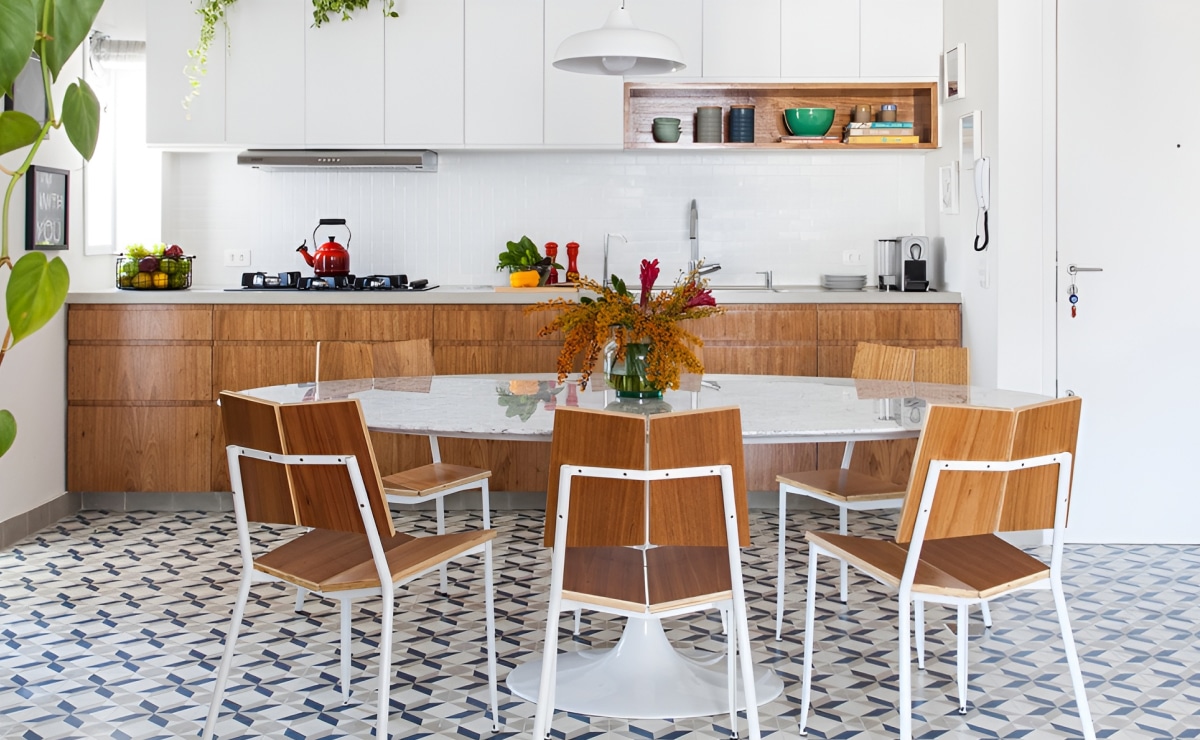 Piso indicado para cozinha em cor neutra e resistente à sujeira.