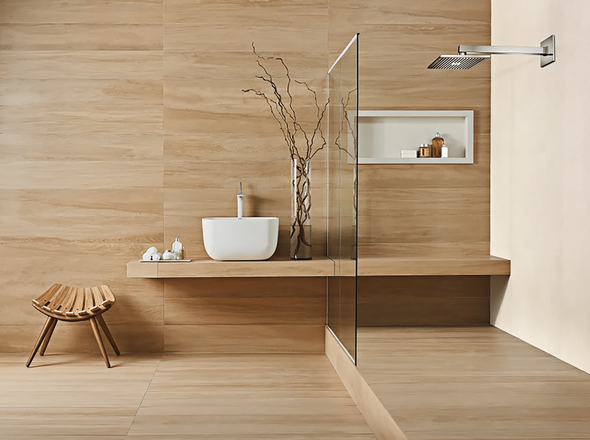 Banheiro minimalista com revestimento de piso e parede em porcelanato que reproduz madeira.