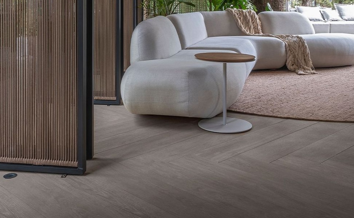 Tendência atual, utilizar porcelanato que imita madeira como o revestimento eleito para pisos vem se mostrando uma ótima opção para quem deseja obter todo a elegância e aconchego proporcionados pelo uso do material natural.