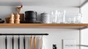 Wooden Niches: 70 Ideas and Tutorials to Organize with Style 9 Prateleira de madeira em um ambiente acolhedor.