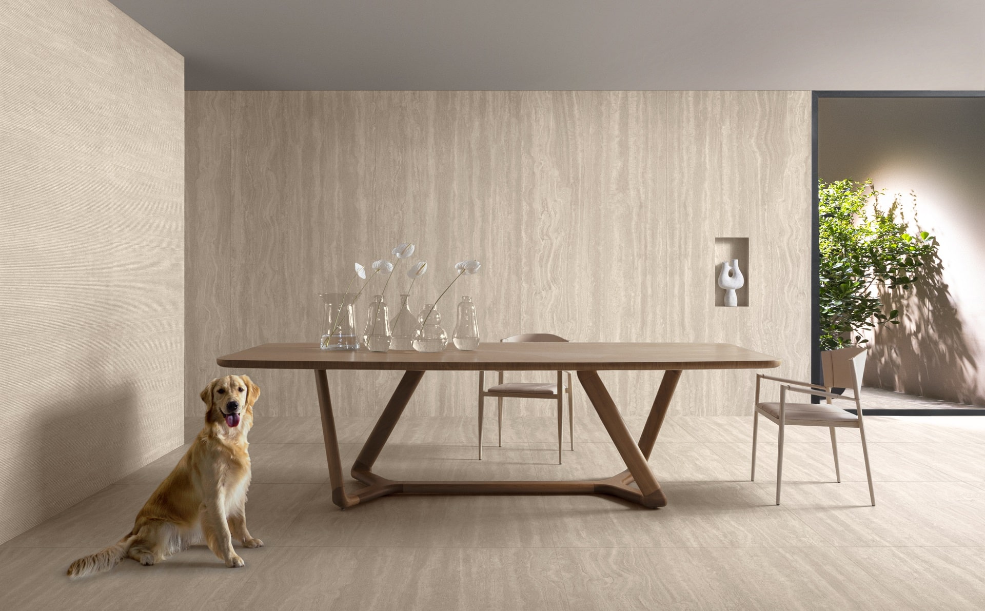 Sala de jantar com piso e paredes revestidos em porcelanato. Há uma mesa ampla e duas cadeiras. Também podemos ver um cachorro da raça Golden Retriever ao lado dela.