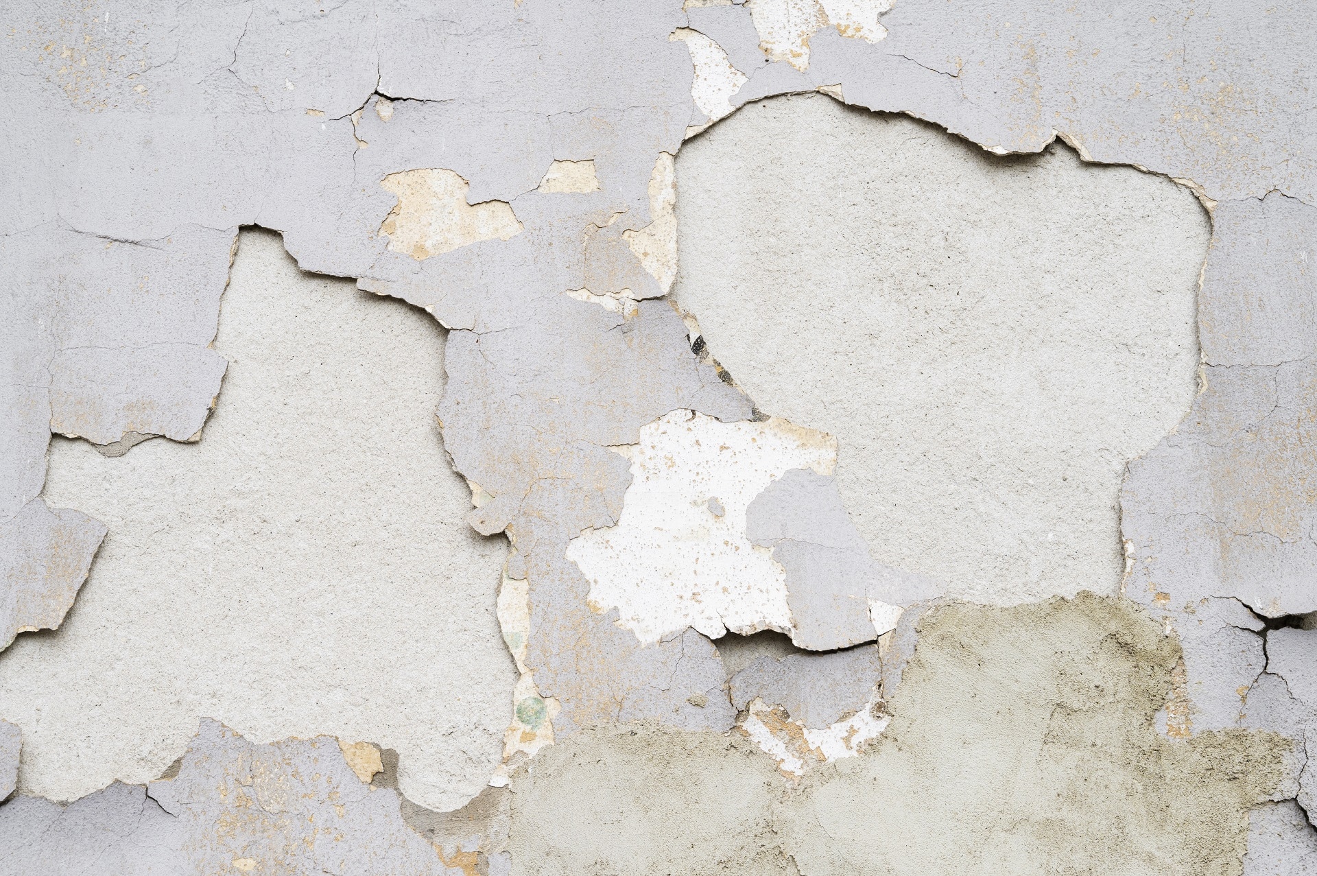 Problemas na pintura podem indicar umidade na parede (Foto: Freepik).