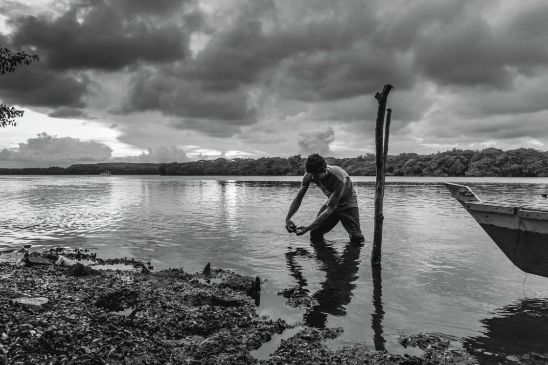 Pesca do sururu na Lagoa Mundaú, em Alagoas, é fonte de renda da comunidade local.