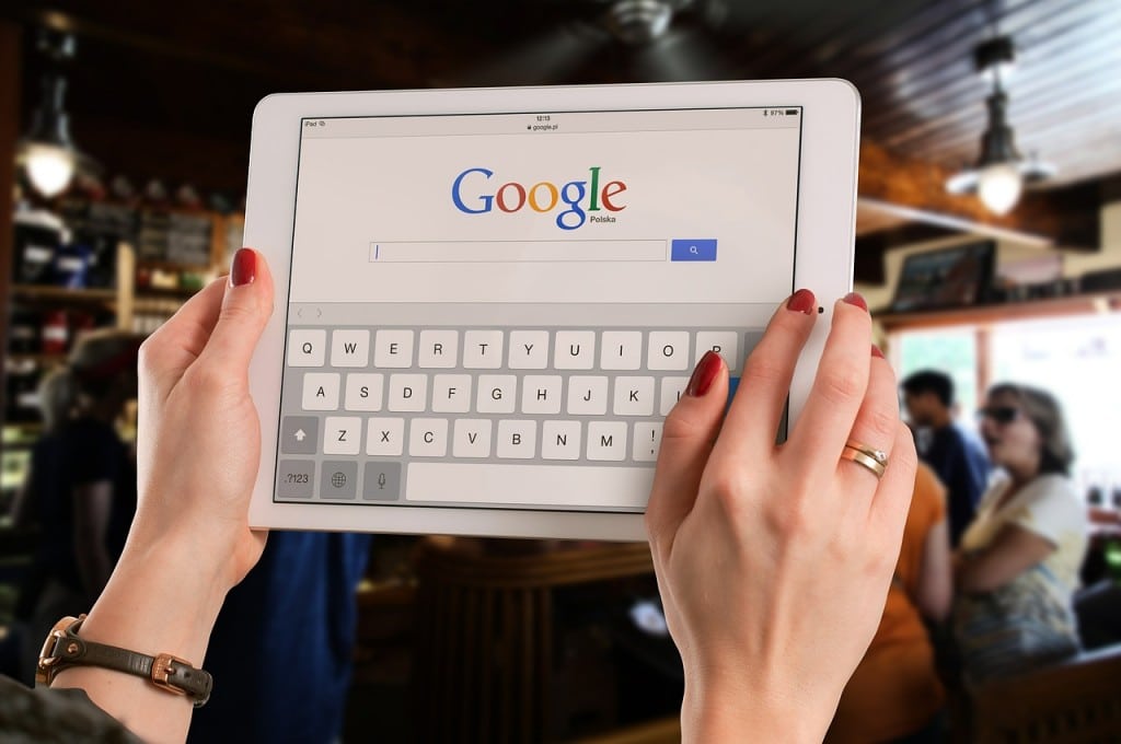 Imagem de um tablet mostrando resultados do Google.