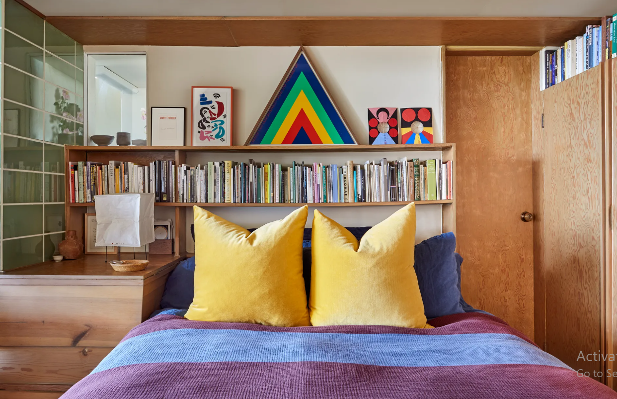Small Bedroom Ideas to Maximize Space and Comfort 3 Quando viver em um quarto pequeno, encontrar o equilíbrio entre maximizar o espaço e manter o conforto pode parecer um desafio.