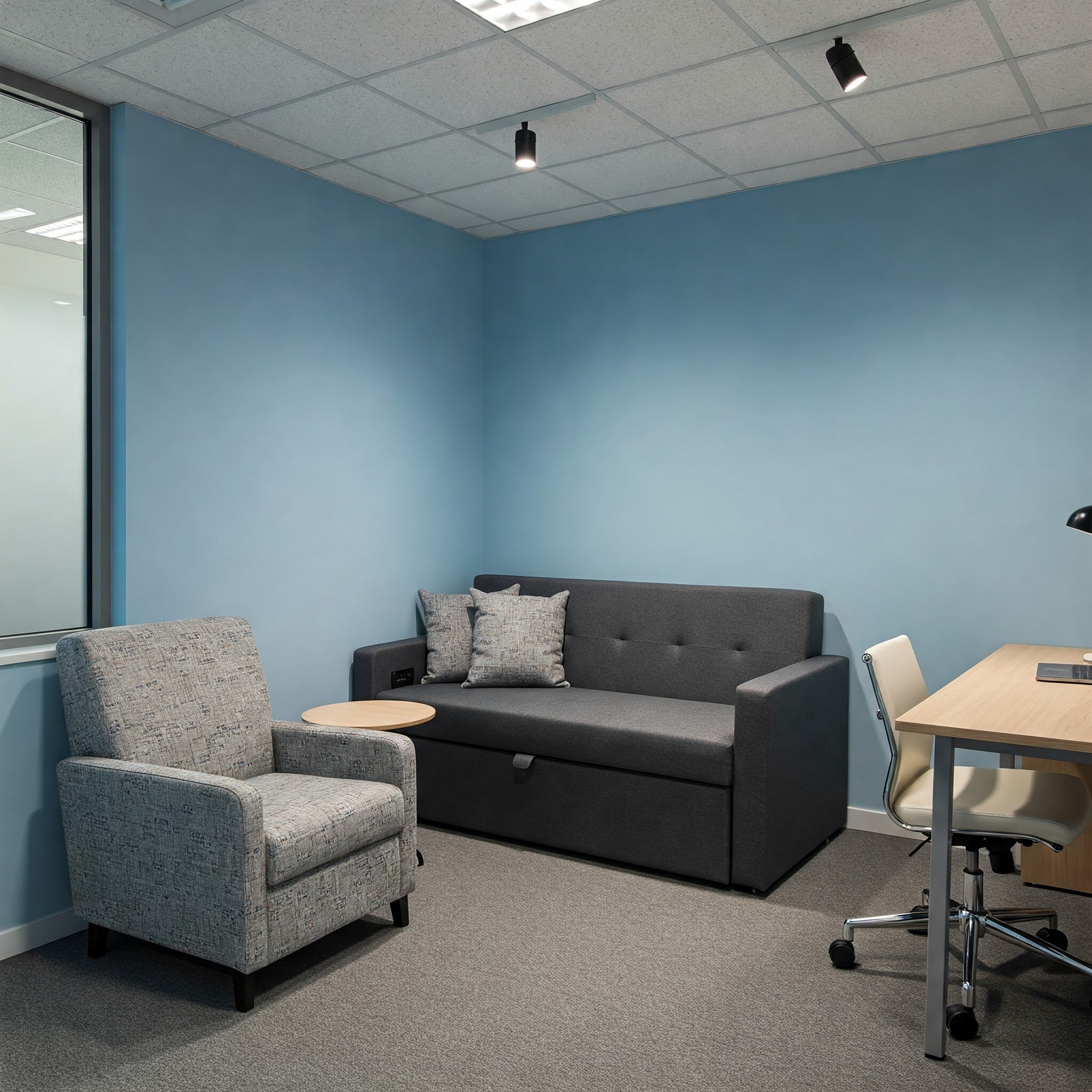 15 Stylish Office Guest Room Ideas to Inspire You 5 Uma imagem de uma mesa dobrável montada na parede, que pode ser levantada para fornecer um espaço de trabalho e dobrada para economizar espaço.