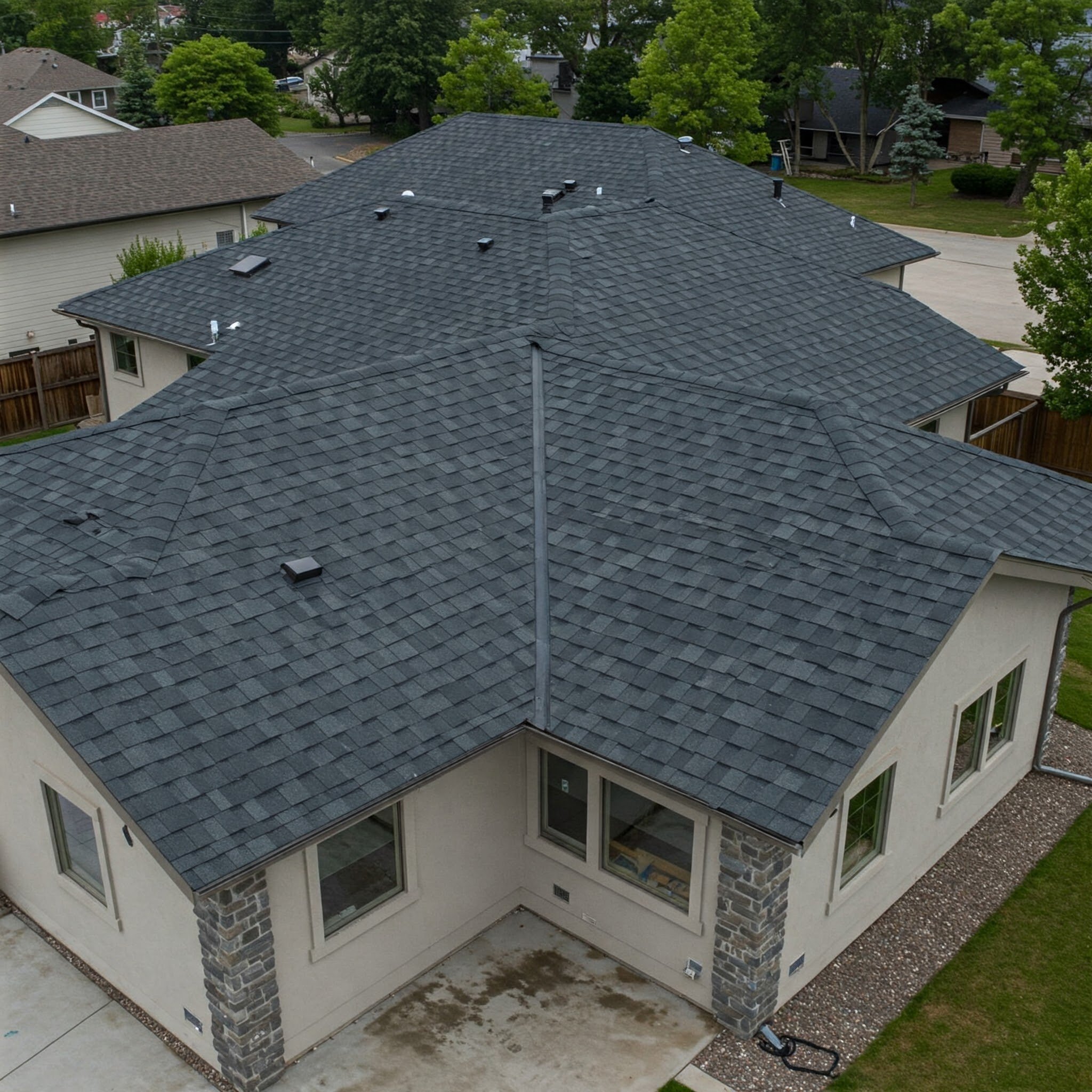 Trusted Roofing Company Offering Expert Installation and Repairs 3 Imagem de destaque que representa a confiança e a qualidade dos serviços de instalação e reparo oferecidos por uma empresa de telhados.