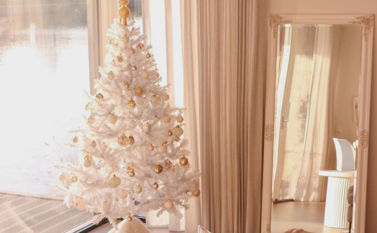 Árvore de Natal branca se destaca na hora de criar um clima natalino dentro de casa.