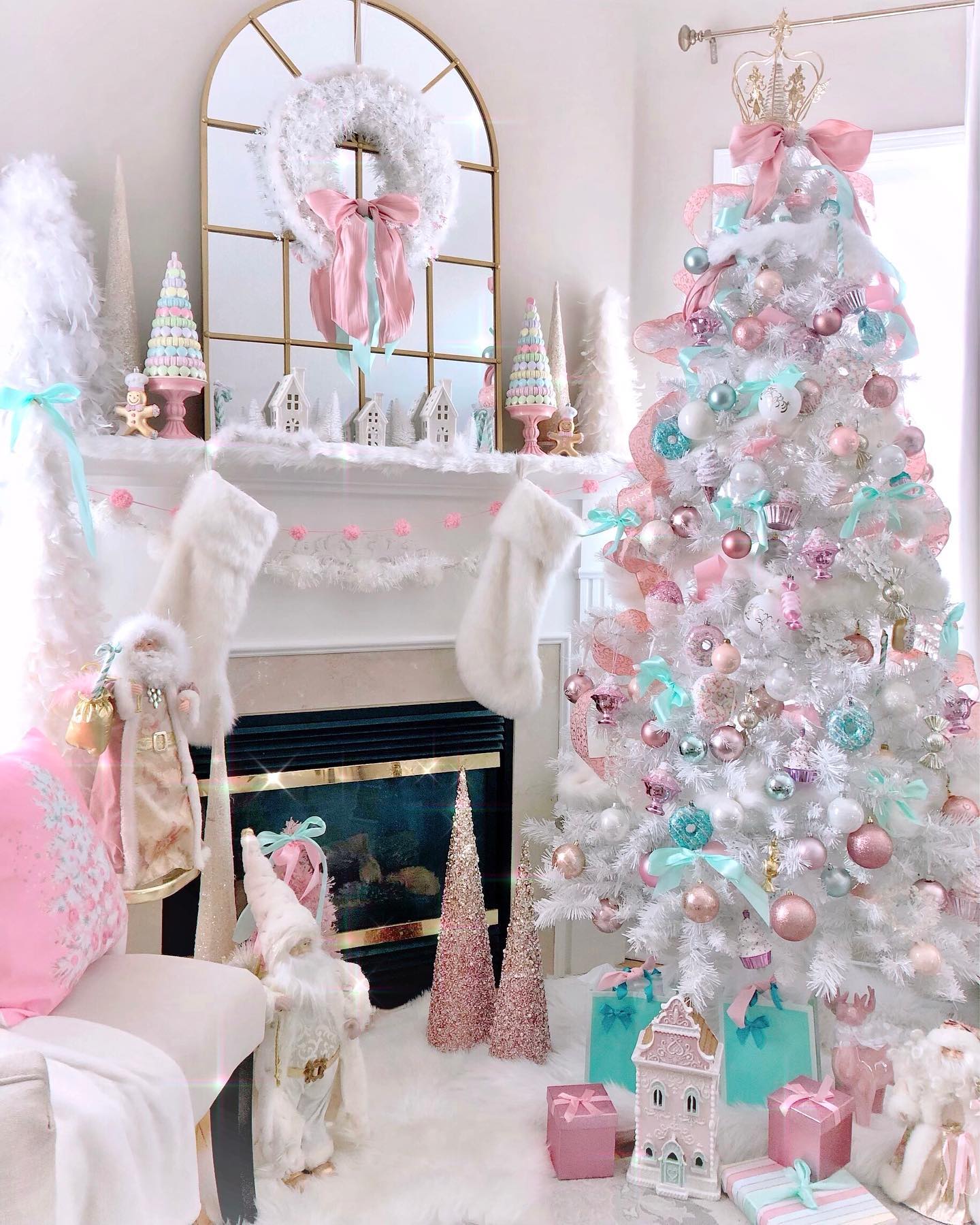 Linda árvore de Natal branca decorada com enfeites coloridos.