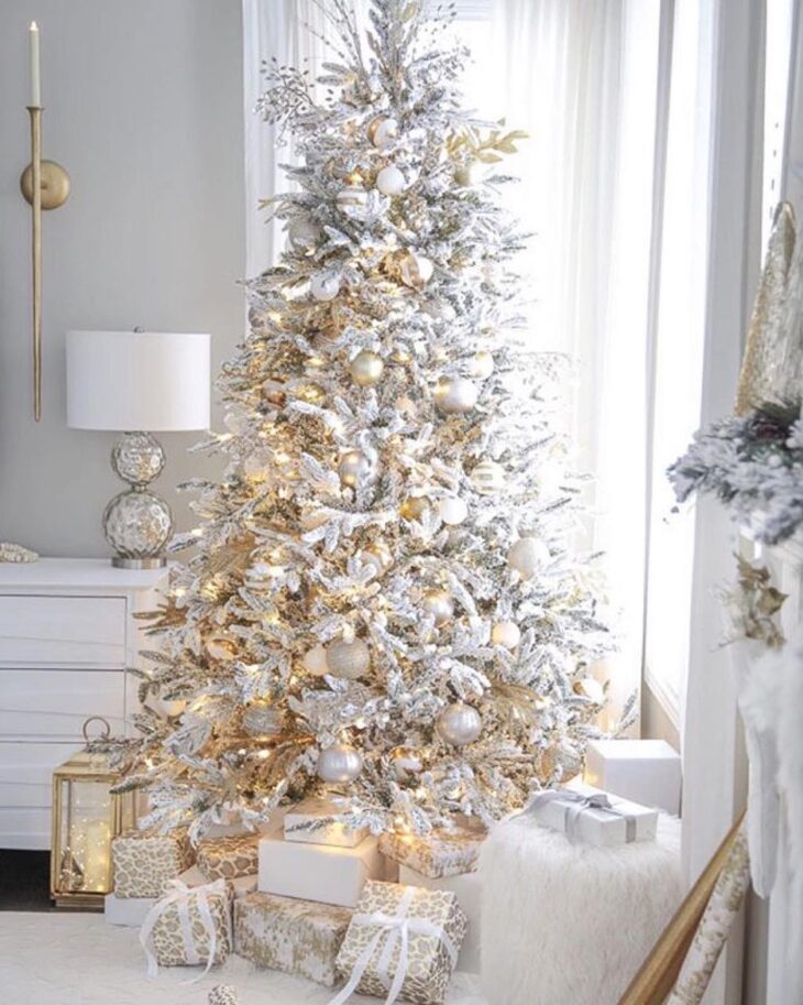 Versão grande da árvore de Natal branca.