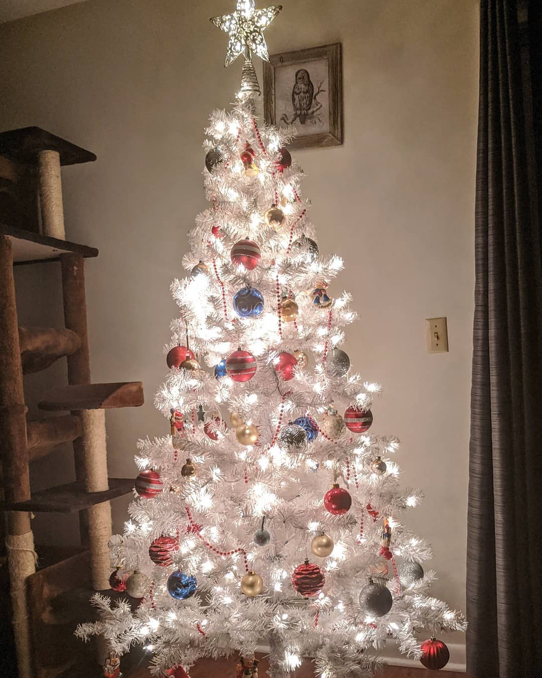 Árvore de Natal branca em espaço amplo.