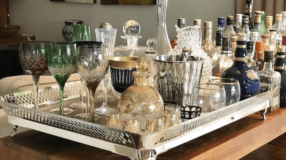 Bandeja-bar: aprenda a preparar um cantinho de drinks em casa.