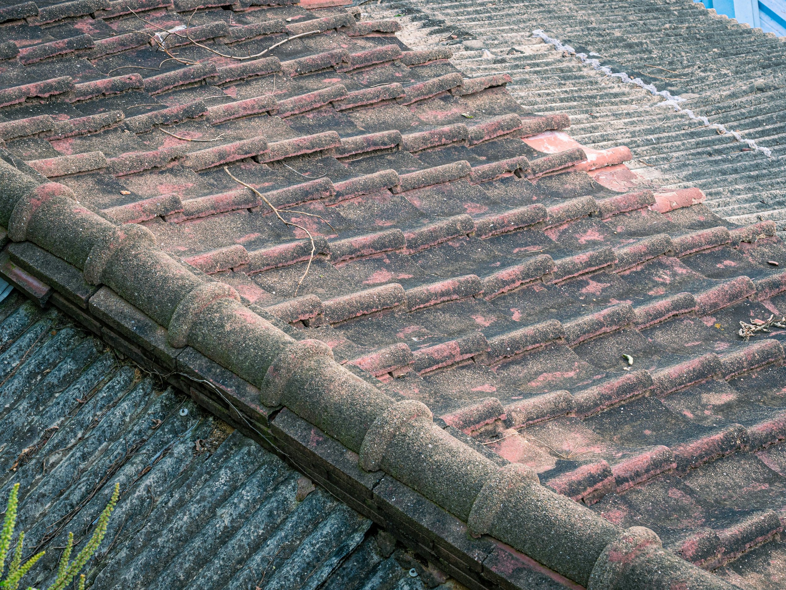 DIY Roof Fixes or Professional Help? What to Consider Before Making the Decision 5 Imagem de um trabalhador em telhado, simbolizando a comparação entre consertos DIY e a ajuda profissional.