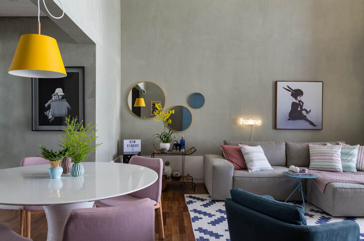 Para compor uma decoração contemporânea e despojada na sala, vale investir em uma composição com mais de um espelho redondo.