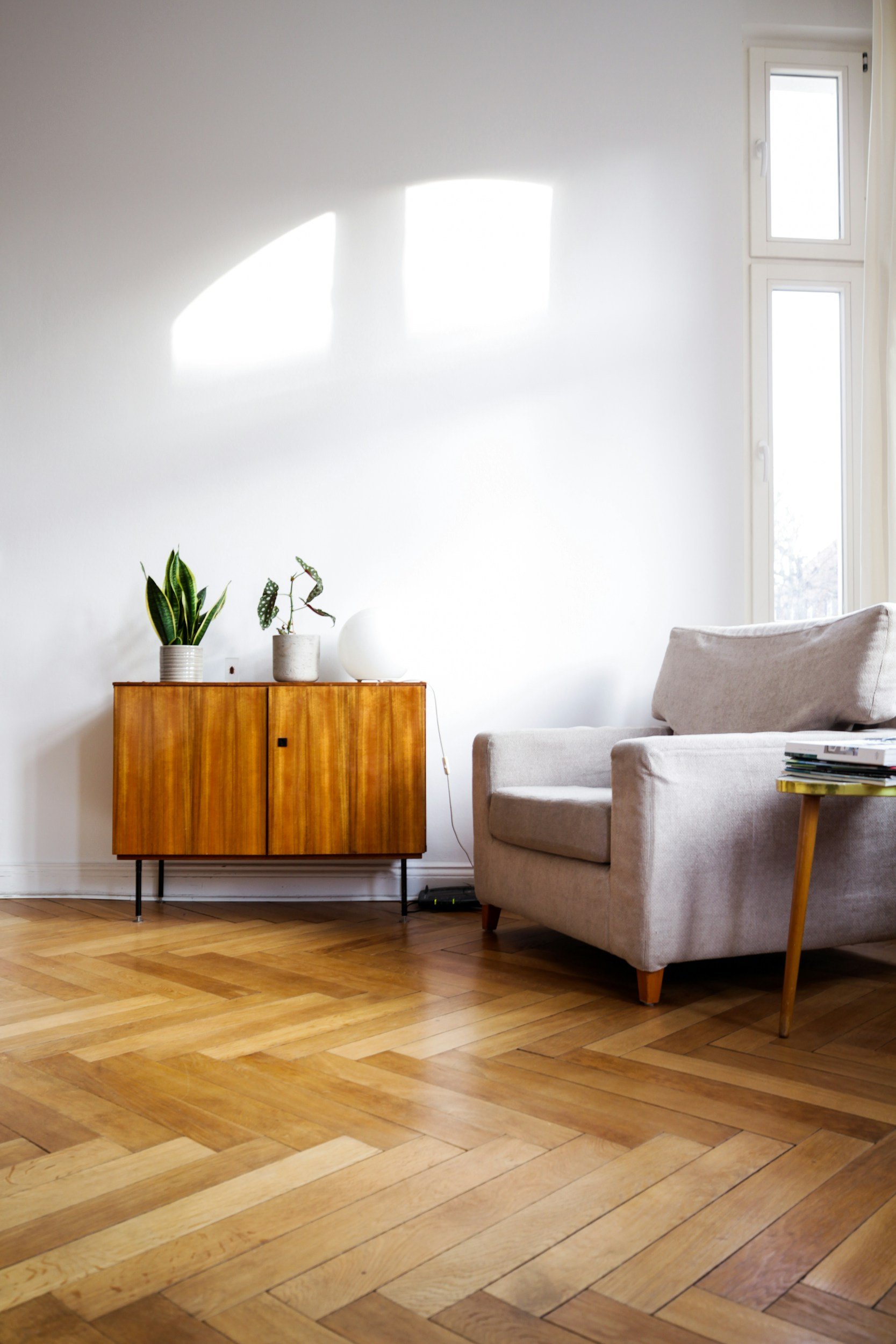 Luxurious wooden flooring showcasing high-quality natural wood grain and craftsmanship, adding elegance to any space.