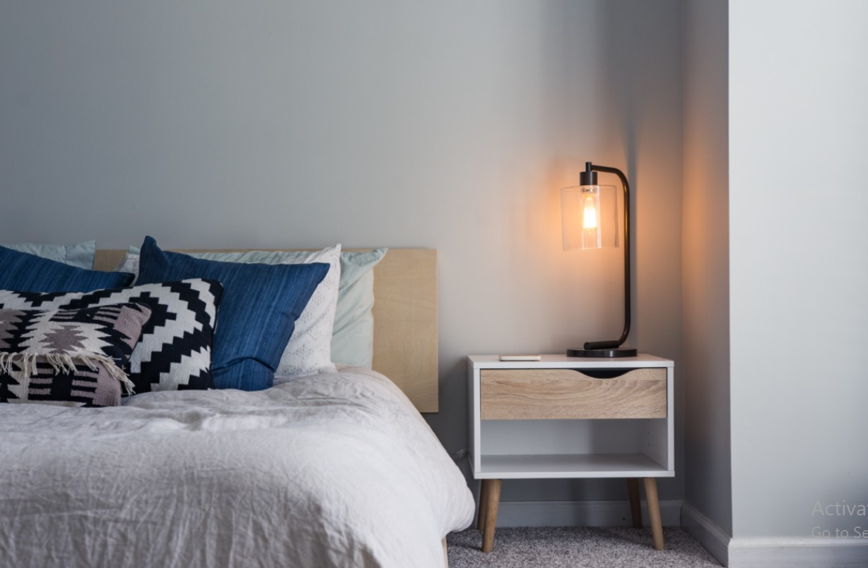 Imagem de uma sala de estar com decoração moderna e elegância.