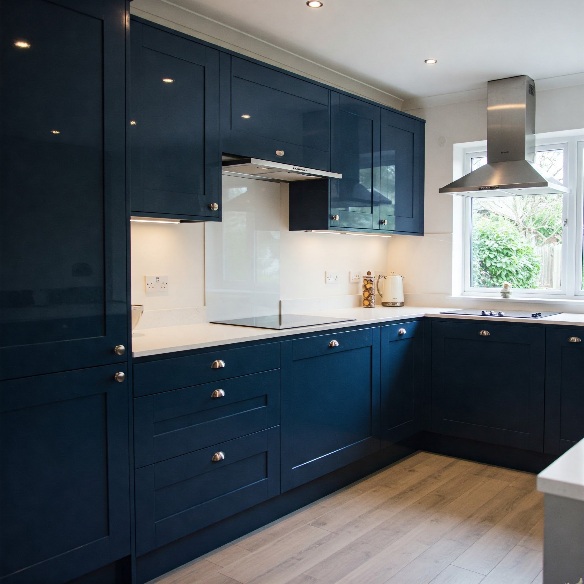 Cozinha moderna com armários em azul marinho, trazendo um toque de sofisticação e elegância ao ambiente.