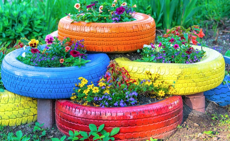 Transform Your Garden: 55 Incredible Tire Gardening Ideas! 3 Imagens de jardins decorados com pneus.