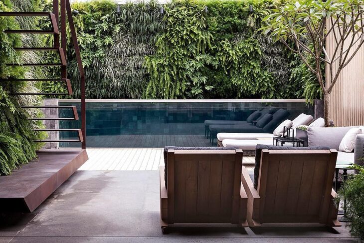 Inspiring Glass Pool Projects to Transform Your Space 9 Foto de piscina de vidro 1 - 3: Reprodução / Elkis Paisagismo