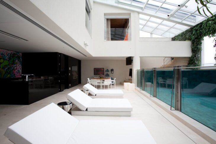 Inspiring Glass Pool Projects to Transform Your Space 2 Foto de piscina de vidro 4 - 5: Reprodução / Fernanda Marques