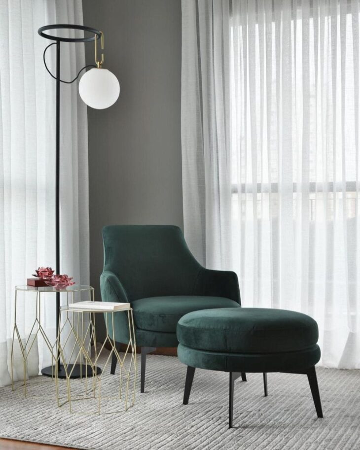 Imagem de uma poltrona para leitura em um ambiente aconchegante, com decoração neutral.