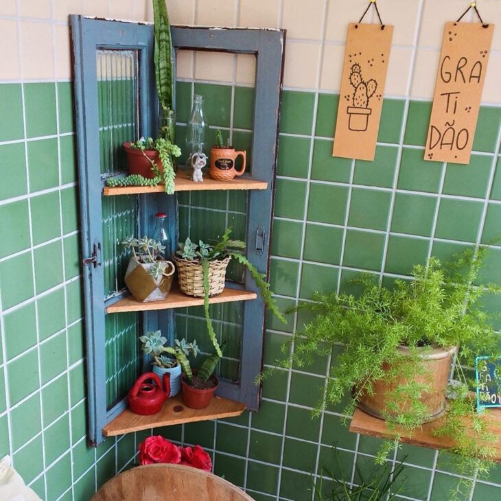 Plant Shelves: 20 Ideas and Tutorials to Fill Your Life with Green 7 Qualquer cantinho pode ser transformado em um espaço verde.