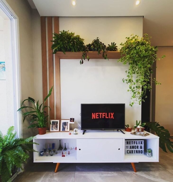 Plant Shelves: 20 Ideas and Tutorials to Fill Your Life with Green 2 Um pegboard para abrigar as plantinhas.