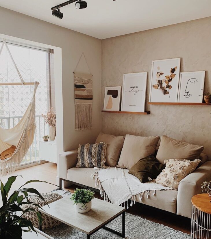 Prateleira para quadros em ambiente 1