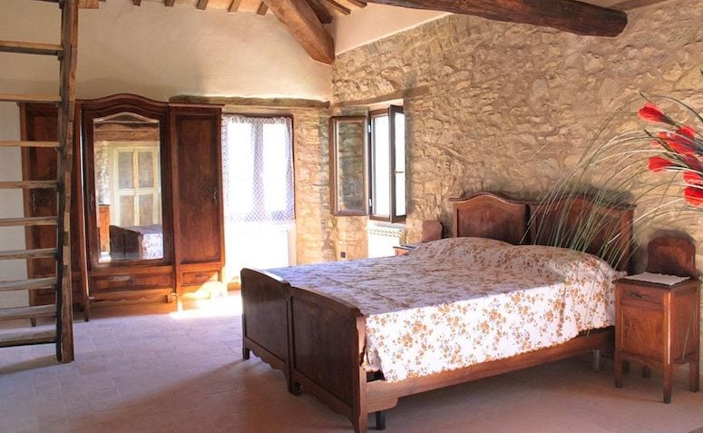 Quarto rústico com decoração aconchegante.