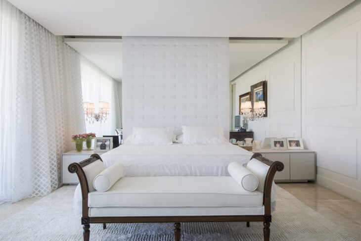 Recamier com cores ousadas, ideal para decorações arrojadas.