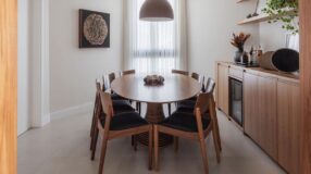 Sala de jantar pequena, apresentando ideias de como organizar a área de refeições em apartamentos pequenos.