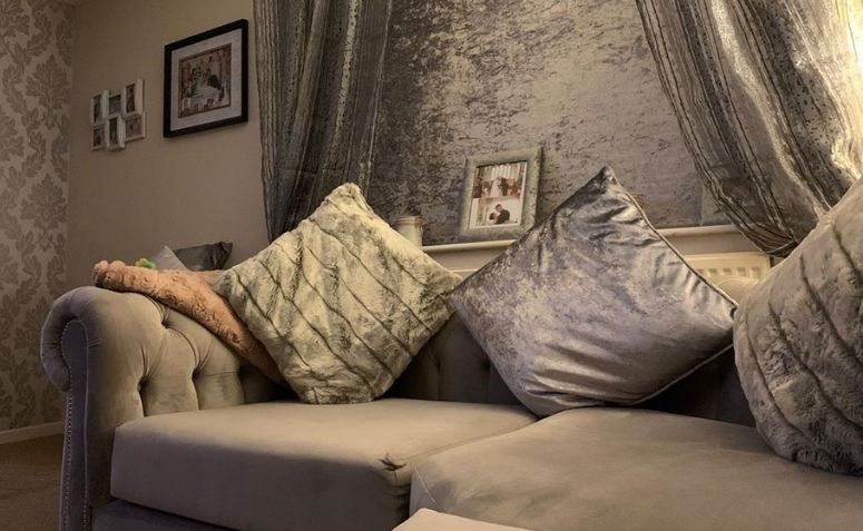 60 SOFAS IN SUEDE THAT COMBINE COMFORT AND SOPHISTICATION TO TRANSFORM YOUR SPACE! 3 capa do artigo com 60 modelos de sofá de suede