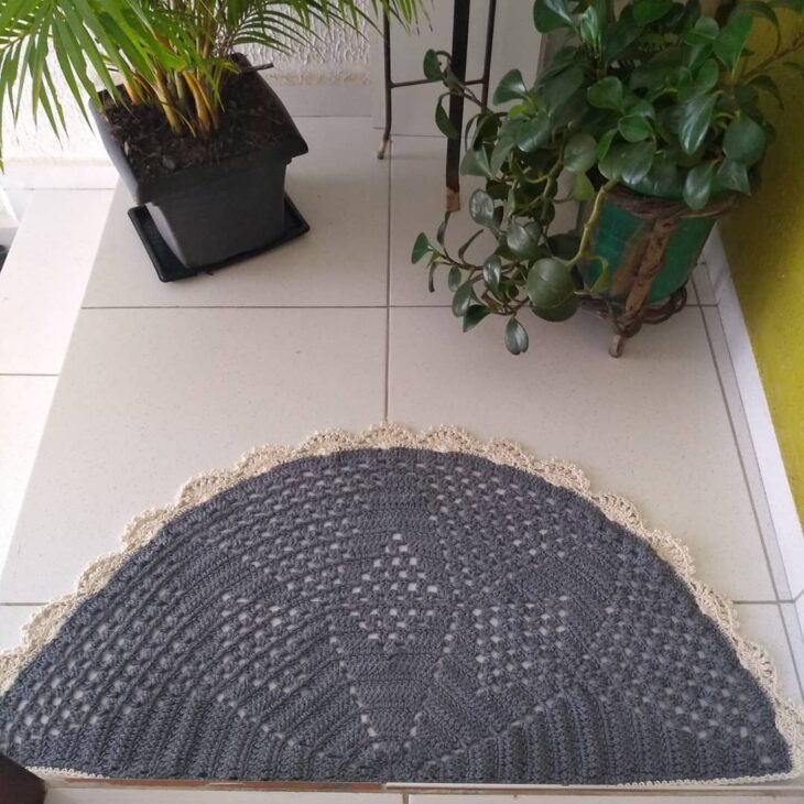 Imagem de um tapete meia-lua que deixa o local mais atraente
